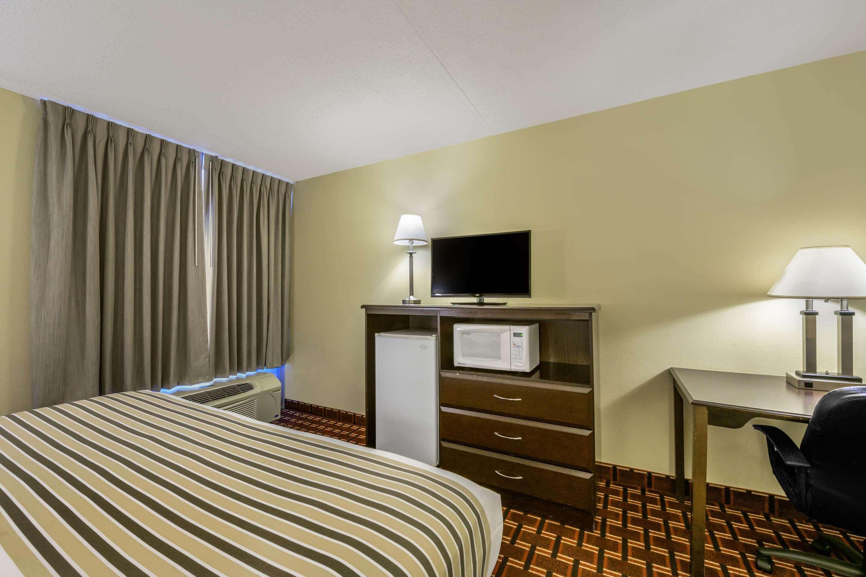 Econo Lodge Inn & Suites Triadelphia - Wheeling Ngoại thất bức ảnh