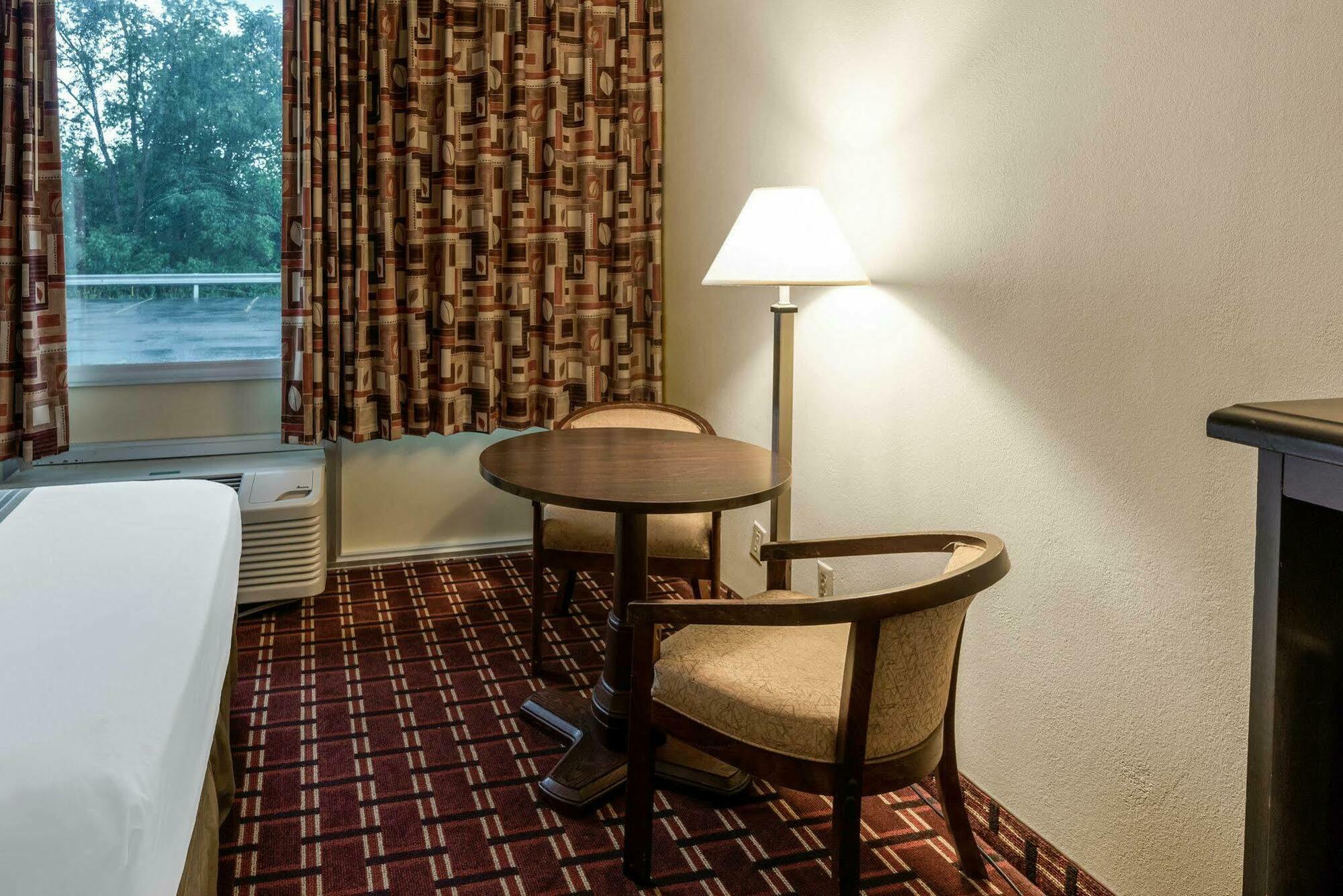 Econo Lodge Inn & Suites Triadelphia - Wheeling Ngoại thất bức ảnh