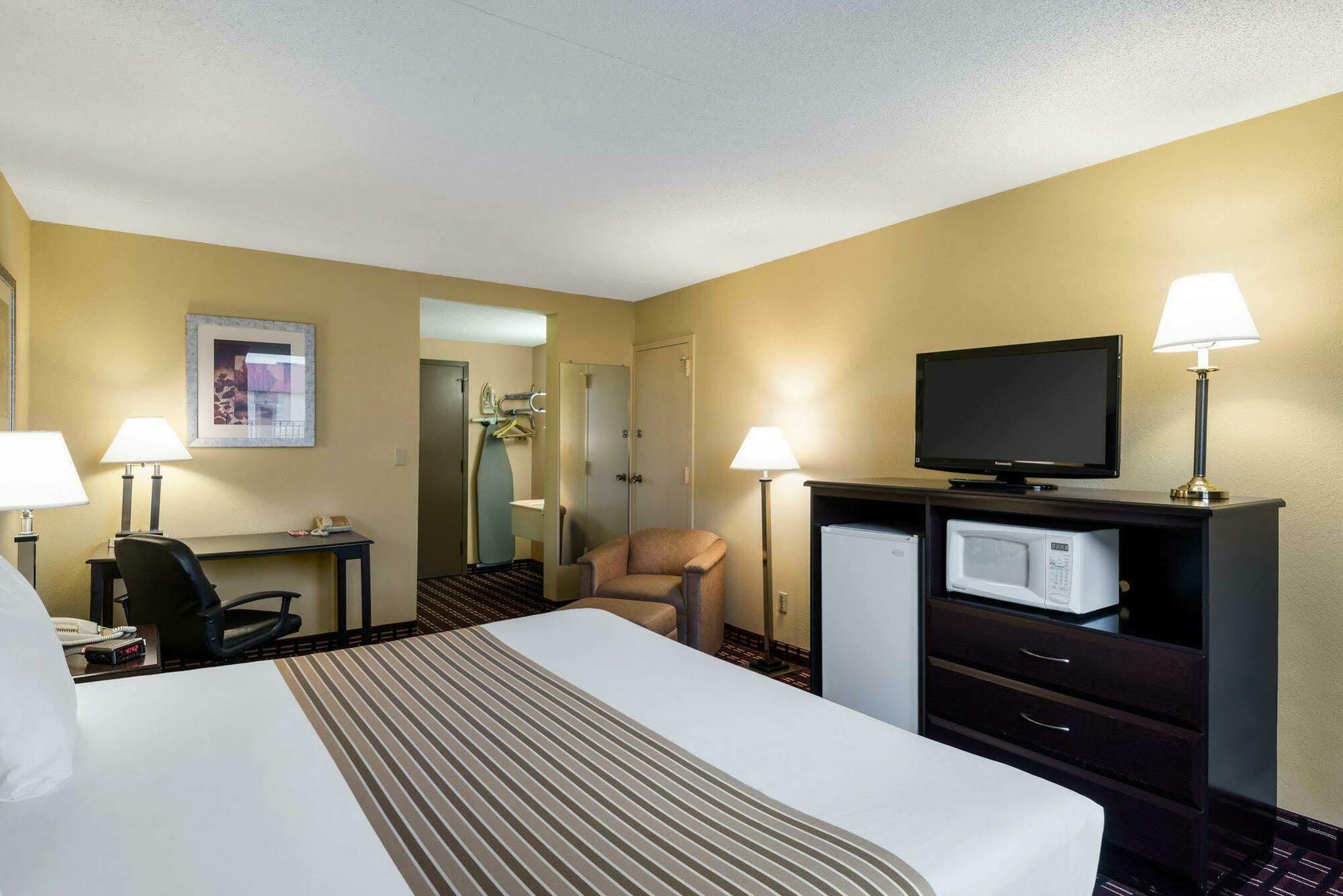 Econo Lodge Inn & Suites Triadelphia - Wheeling Ngoại thất bức ảnh