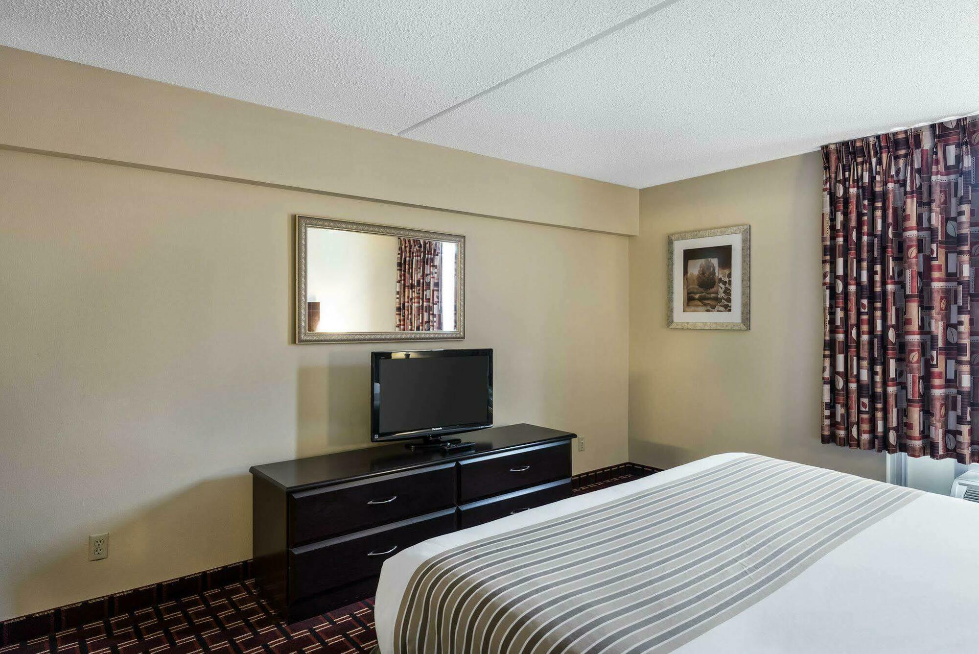 Econo Lodge Inn & Suites Triadelphia - Wheeling Ngoại thất bức ảnh